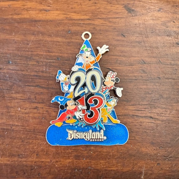 Disneyland Resort 2013 Mickey And Friends Christmas Ornament - Picture 2 of 5